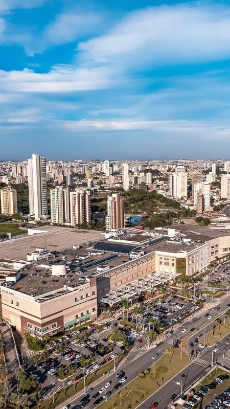 Vista aerea da zona leste de Sao Paulo, com predios residenciais, avenida movimentada e um shopping em primeiro plano
